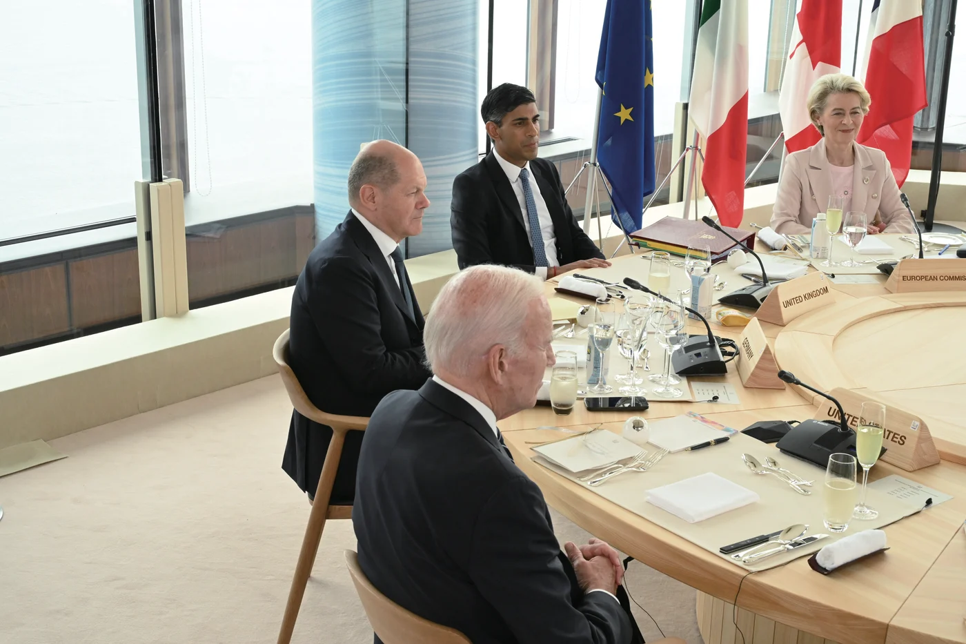 G7広島サミットの会場でテーブルを囲む各国首脳